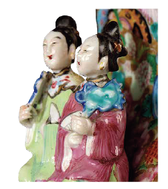 圖為清道光廣彩開(kāi)光花蝶人物紋雙人耳方口扁瓶細(xì)節(jié)圖，此瓶雙耳是東方仕女造型，蓋紐是西方圣母造型，這種中西組合的造型十分少見(jiàn)，反映出當(dāng)時(shí)中西文化的交流和融合。（來(lái)源：廣州十三行博物館）