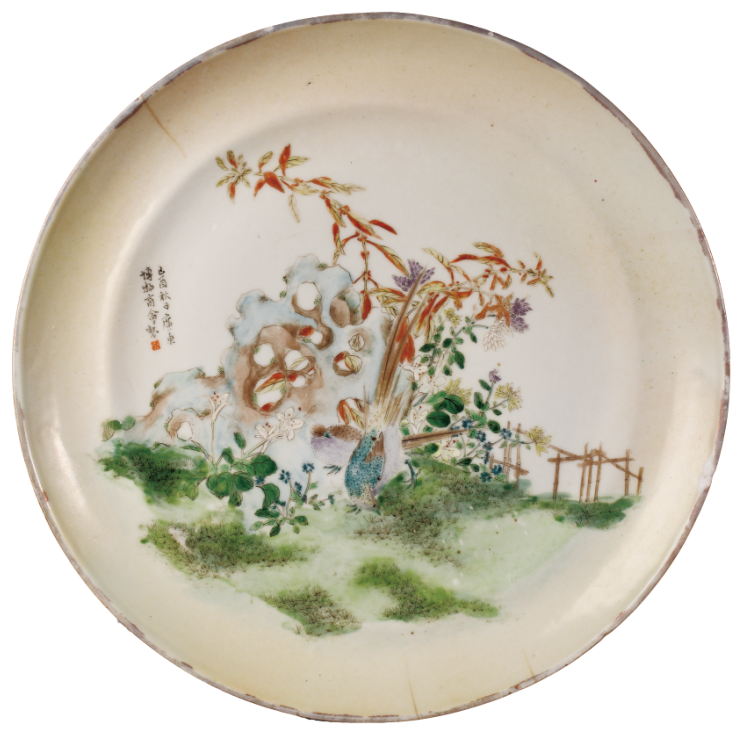 “外銷(xiāo)瓷”是指我國(guó)生產(chǎn)的，專(zhuān)門(mén)銷(xiāo)往國(guó)外的瓷器，清代“一口通商”時(shí)期，中國(guó)瓷器遠(yuǎn)銷(xiāo)歐美，對(duì)歐美人民生活影響深遠(yuǎn)。這一時(shí)期輸出的瓷器種類(lèi)眾多，有粉彩、廣彩、青花、五彩等，器物造型及紋飾圖案既保留了中國(guó)制瓷藝術(shù)的傳統(tǒng)特征，又汲取了歐美的藝術(shù)精華，從而燒制出了大量精美的瓷器。圖為1909年廣彩“廣東博物商會(huì)”石景紋碟。（來(lái)源：廣州十三行博物館）