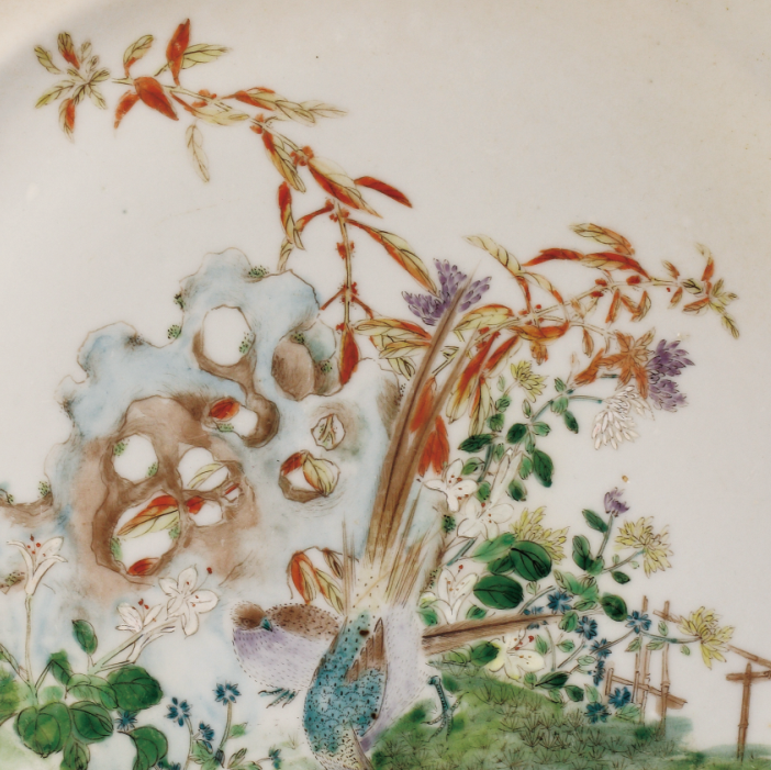 圖為1909年廣彩“廣東博物商會(huì)”石景紋碟細(xì)節(jié)圖，此碟將傳統(tǒng)國(guó)畫(huà)藝術(shù)與廣彩瓷技藝結(jié)合在一起，來(lái)表現(xiàn)優(yōu)美的石景風(fēng)光，畫(huà)面清新簡(jiǎn)潔。廣東博物商會(huì)由高劍父、陳樹(shù)人等人于1908 年在廣州市珠江南保安社八號(hào)以股份形式創(chuàng)辦，高劍父擔(dān)任會(huì)長(zhǎng)。畫(huà)師們以墨彩、綠彩、黃彩、大紅為主，運(yùn)用嶺南畫(huà)派繪畫(huà)技法，區(qū)別于傳統(tǒng)廣州彩瓷。（來(lái)源：廣州十三行博物館）
