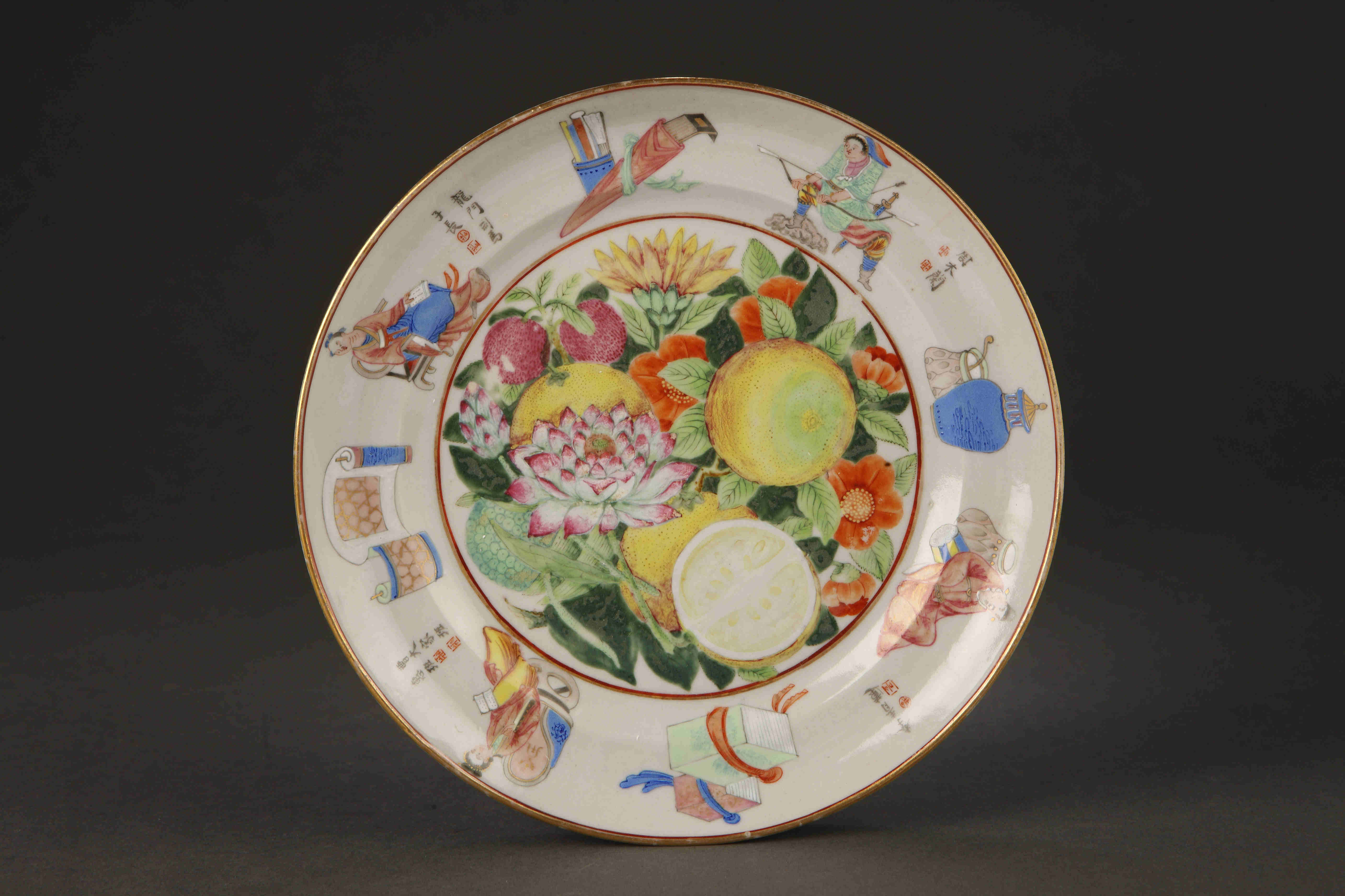 “外銷瓷”是指我國生產(chǎn)的，專門銷往國外的瓷器，清代“一口通商”時期，中國瓷器遠(yuǎn)銷歐美，對歐美人民生活影響深遠(yuǎn)。這一時期輸出的瓷器種類眾多，有粉彩、廣彩、青花、五彩等，器物造型及紋飾圖案既保留了中國制瓷藝術(shù)的傳統(tǒng)特征，又汲取了歐美的藝術(shù)精華，從而燒制出了大量精美的瓷器。圖為清道光廣彩描金《無雙譜》花果紋碟。（來源：廣州十三行博物館）