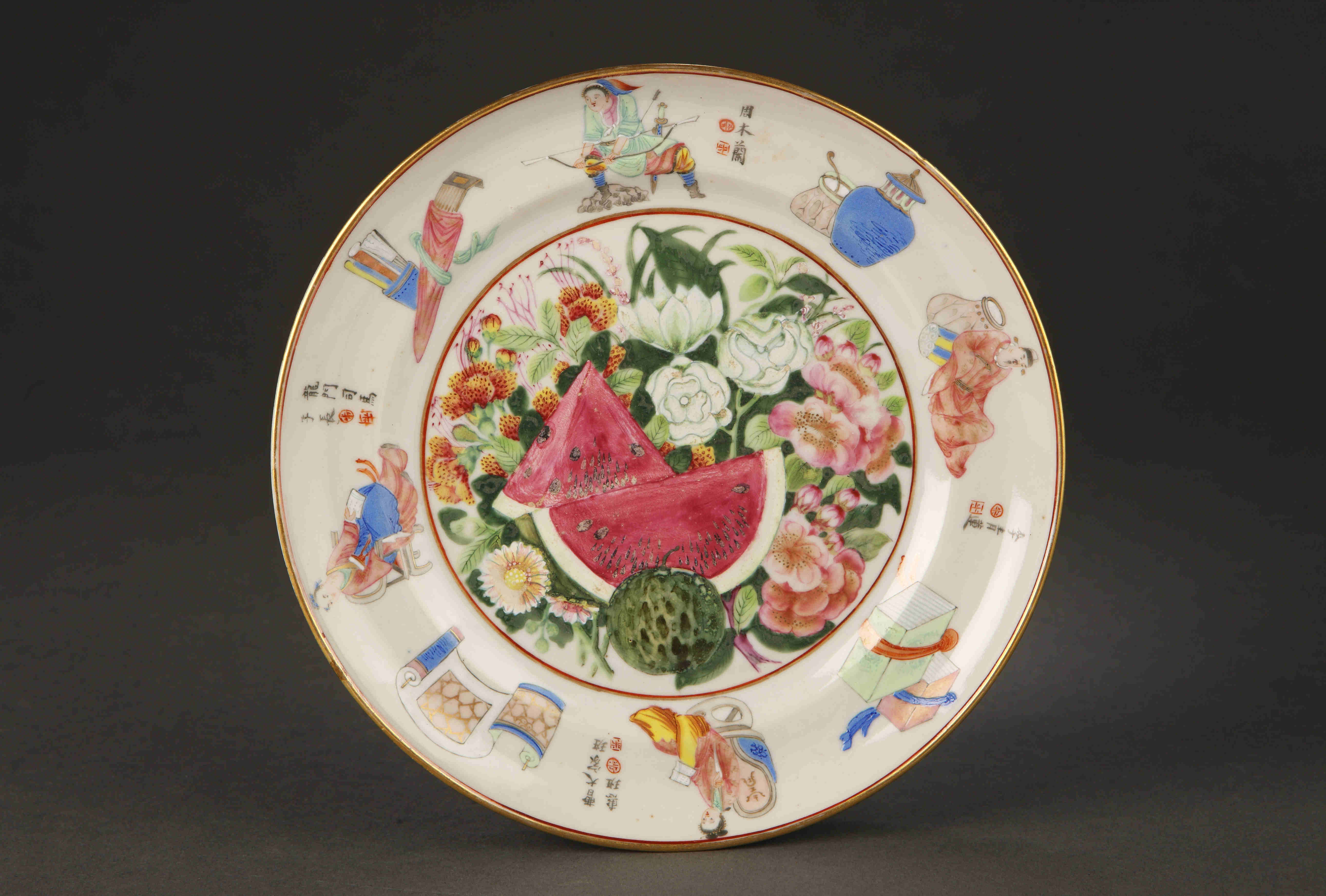 圖為清道光廣彩描金《無雙譜》花果紋碟。這是一套《無雙譜》碟，共12件，邊飾相同，皆繪《無雙譜》紋。碟心繪嶺南佳果圖，有荔枝、菠蘿、香蕉、楊桃等，描繪寫實，色彩艷麗。（來源：廣州十三行博物館）