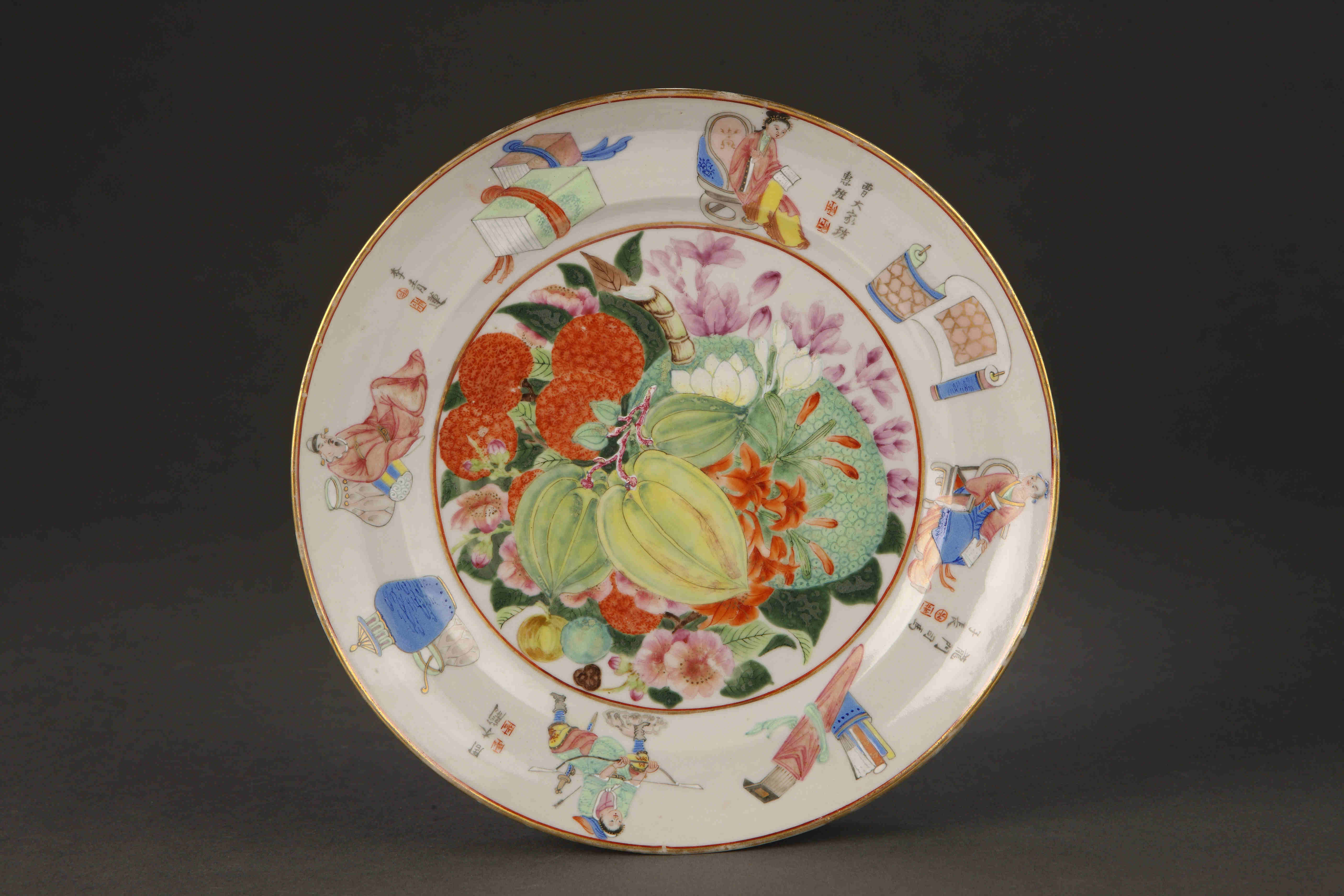 圖為清道光廣彩描金《無雙譜》花果紋碟。（來源：廣州十三行博物館）