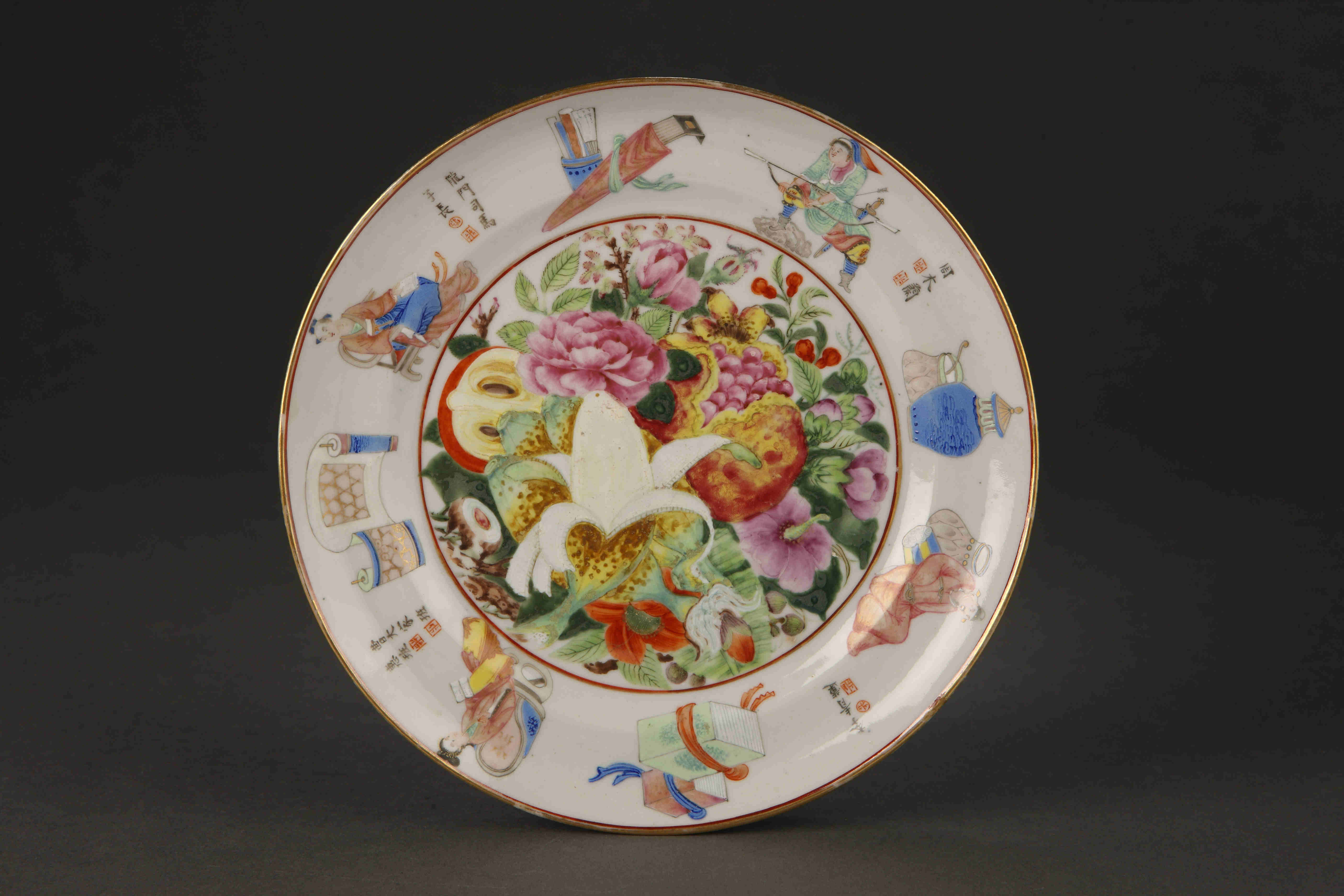 圖為清道光廣彩描金《無雙譜》花果紋碟。（來源：廣州十三行博物館）