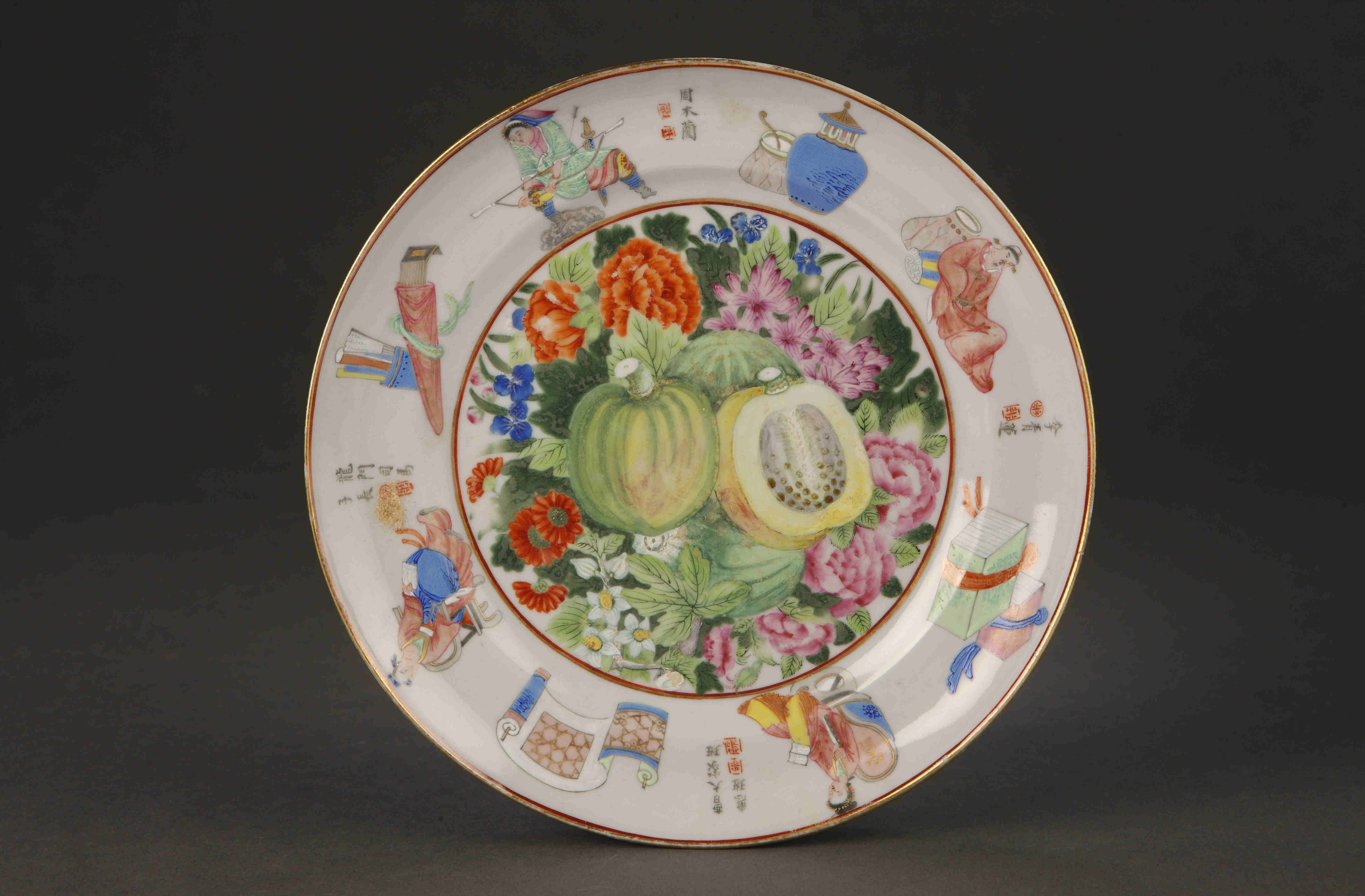 圖為清道光廣彩描金《無雙譜》花果紋碟。（來源：廣州十三行博物館）