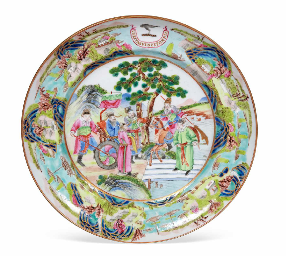“外銷瓷”是指我國(guó)生產(chǎn)的，專門銷往國(guó)外的瓷器，清代“一口通商”時(shí)期，中國(guó)瓷器遠(yuǎn)銷歐美，對(duì)歐美人民生活影響深遠(yuǎn)。這一時(shí)期輸出的瓷器種類眾多，有粉彩、廣彩、青花、五彩等，器物造型及紋飾圖案既保留了中國(guó)制瓷藝術(shù)的傳統(tǒng)特征，又汲取了歐美的藝術(shù)精華，從而燒制出了大量精美的瓷器。圖為清嘉慶廣彩山水人物紋章碟。（來(lái)源：廣州十三行博物館）