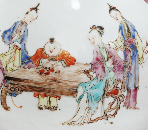 圖為清雍正廣彩人物紋長頸瓶細節(jié)圖，腹部繪仕女嬰戲圖。此器胎體潔白，畫工精美，色澤鮮明。（來源：廣州十三行博物館）