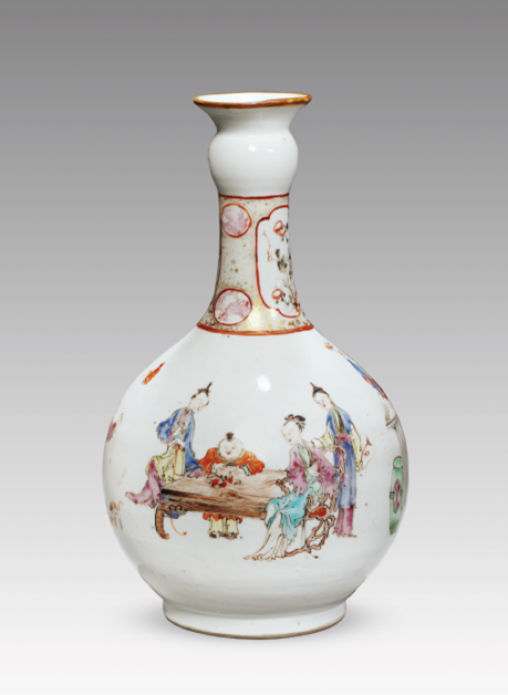 “外銷瓷”是指我國生產(chǎn)的，專門銷往國外的瓷器，清代“一口通商”時期，中國瓷器遠銷歐美，對歐美人民生活影響深遠。這一時期輸出的瓷器種類眾多，有粉彩、廣彩、青花、五彩等，器物造型及紋飾圖案既保留了中國制瓷藝術的傳統(tǒng)特征，又汲取了歐美的藝術精華，從而燒制出了大量精美的瓷器。圖為清雍正廣彩人物紋長頸瓶。（來源：廣州十三行博物館）