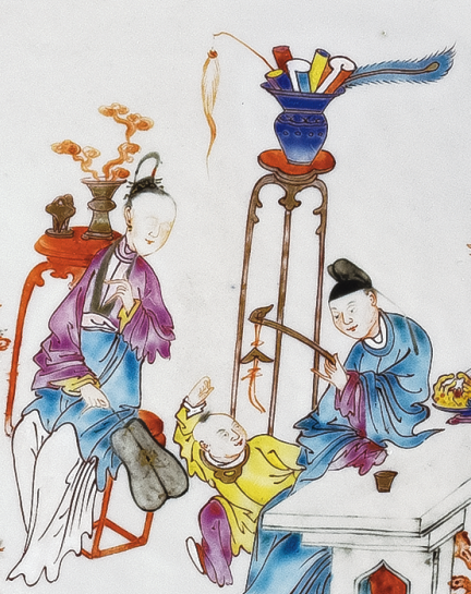 圖為清雍正廣彩嬰戲紋花口碟細節(jié)圖，碟心繪人物嬰戲圖，人物形象逼真，色彩艷麗，栩栩如生。（來源：廣州十三行博物館）