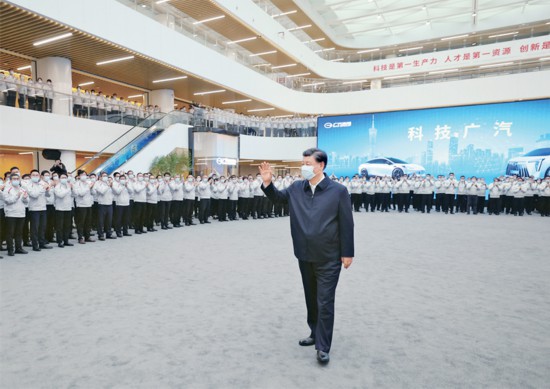 2023年4月10日至13日，中共中央總書記、國家主席、中央軍委主席習(xí)近平在廣東考察。這是12日下午，習(xí)近平在廣汽研究院向職工們揮手致意。 新華社記者 鞠鵬/攝